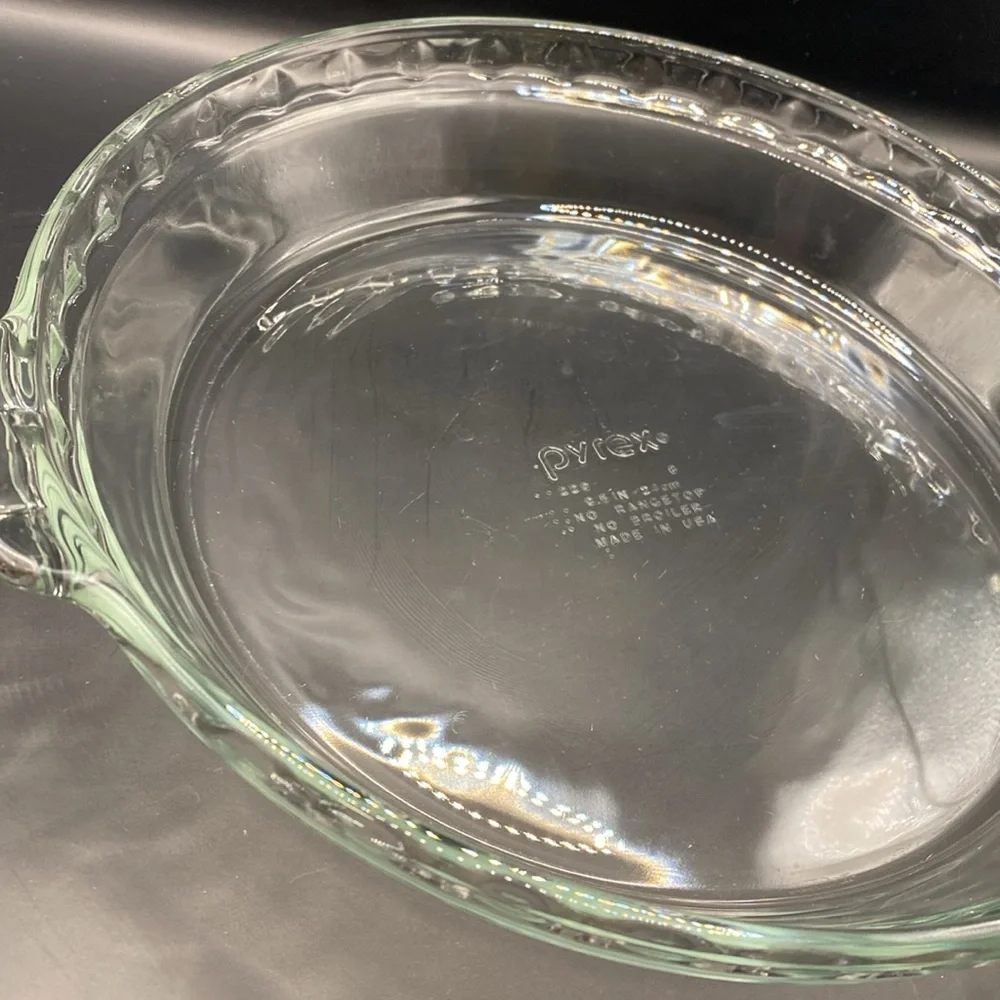 Pyrex scalloped edge pie pan. # 229 9.5” made in the USA excellent condition